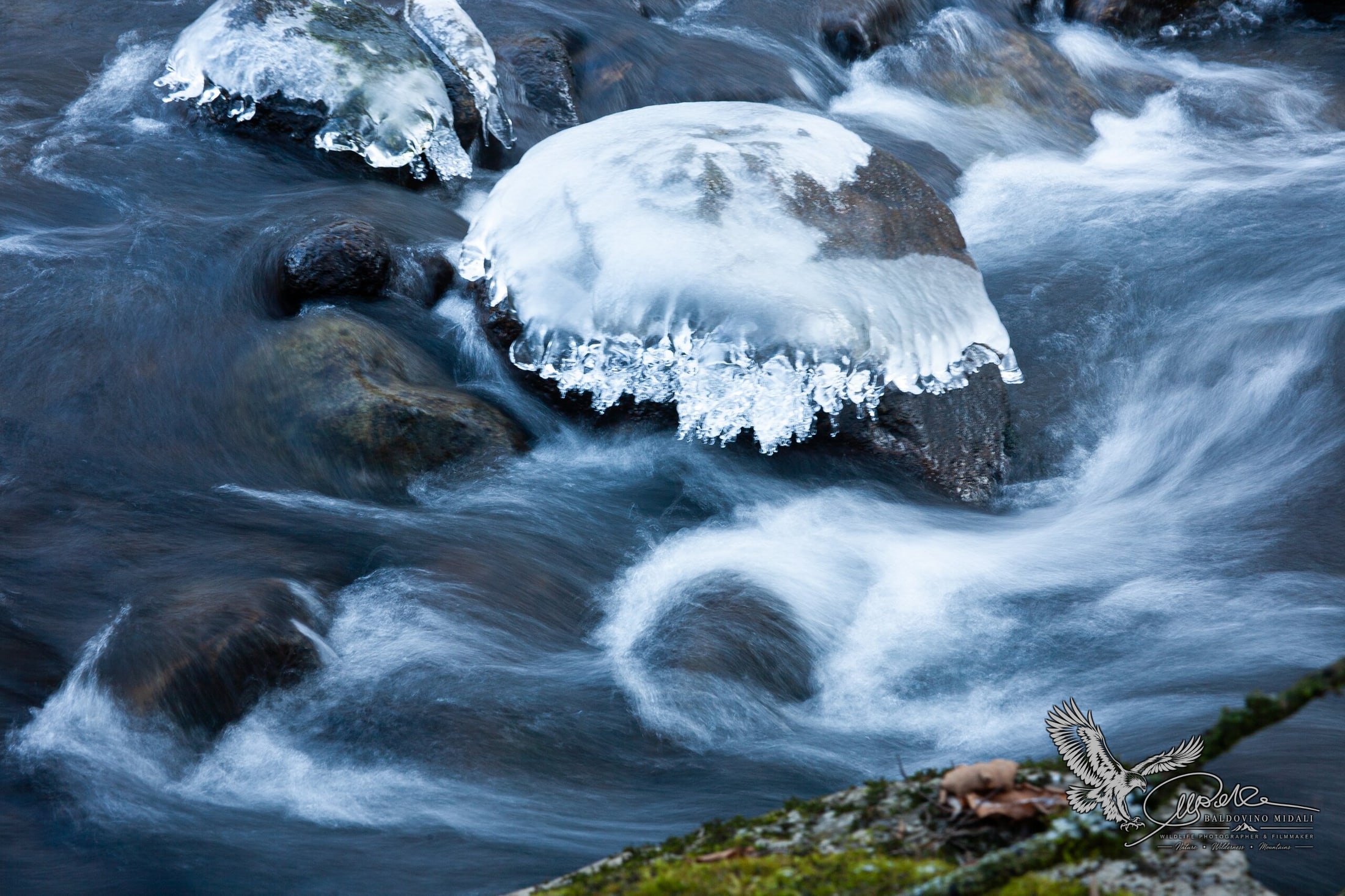 Fiume in inverno tra neve e ghiaccio
