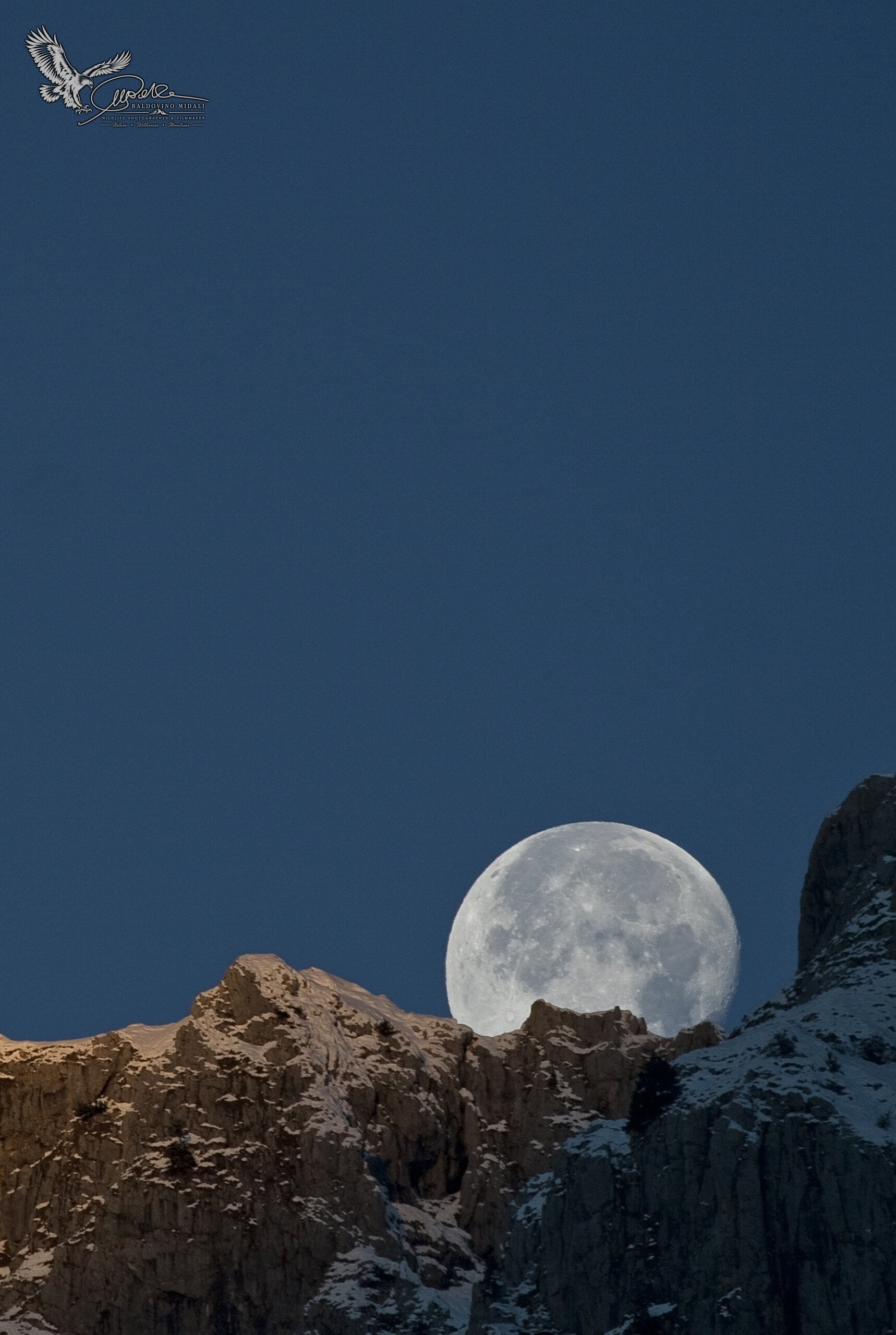 La luna sopra il profilo delle montagne di Branzi