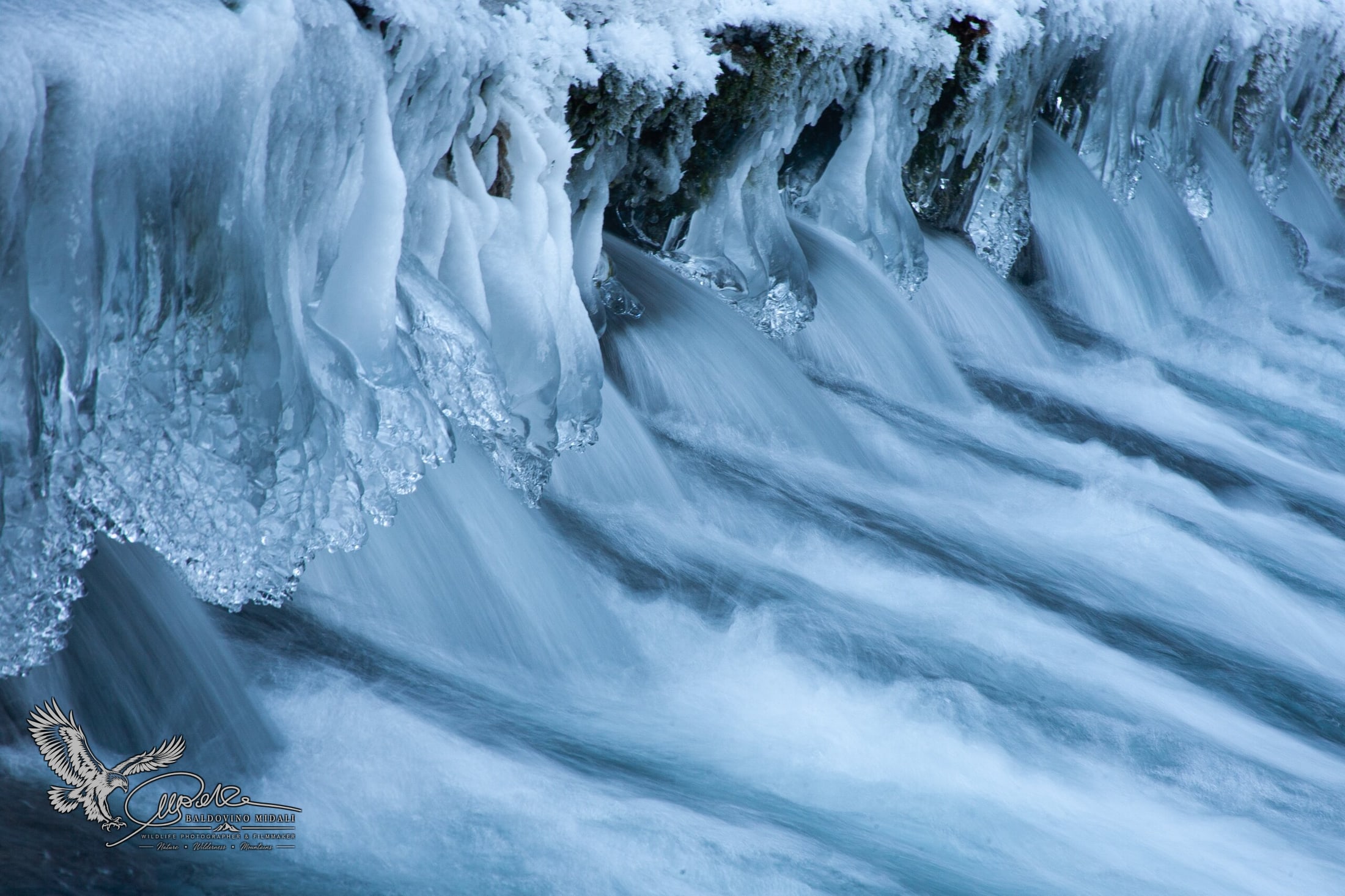 Fiume in inverno tra neve e ghiaccio
