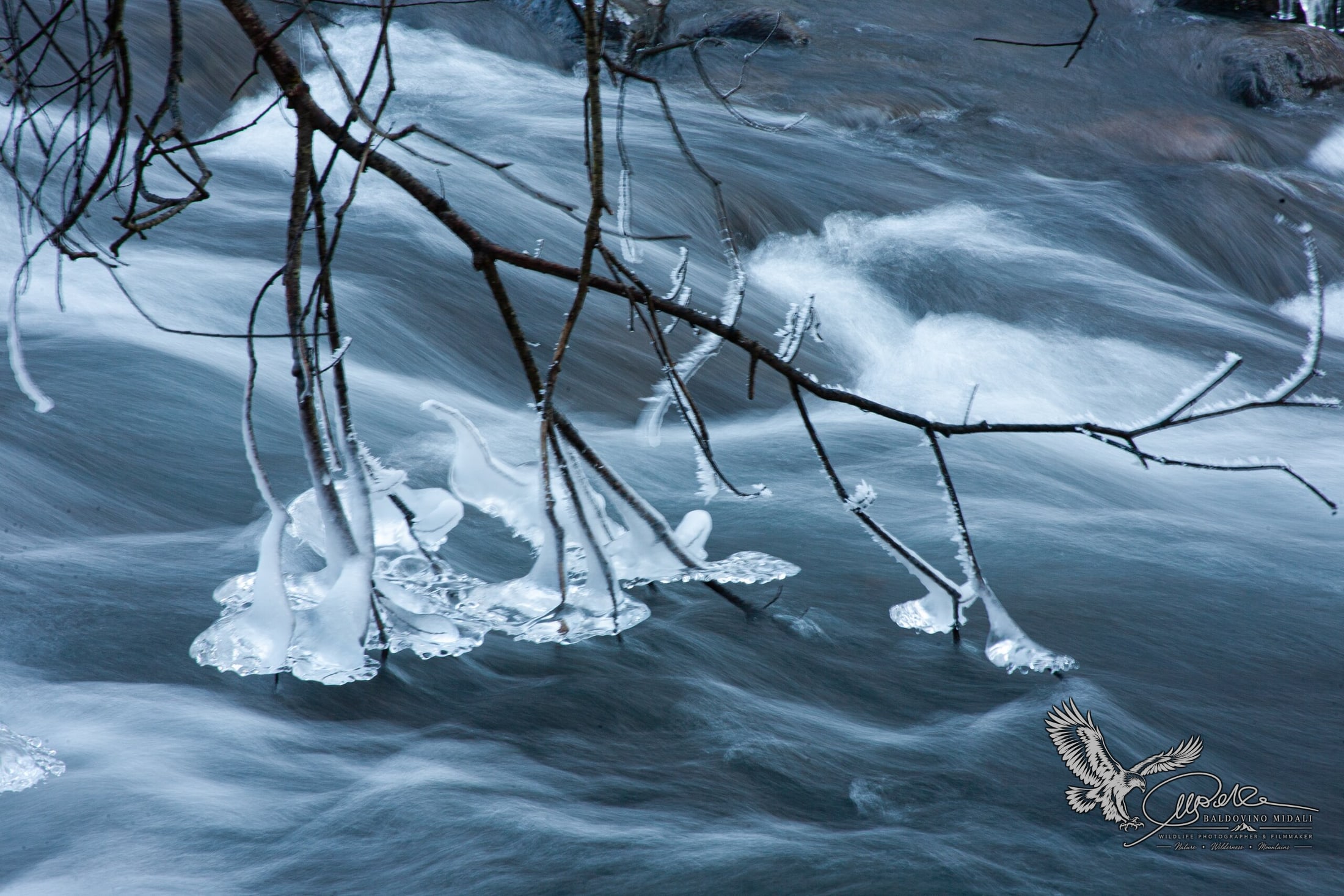 Fiume in inverno tra neve e ghiaccio