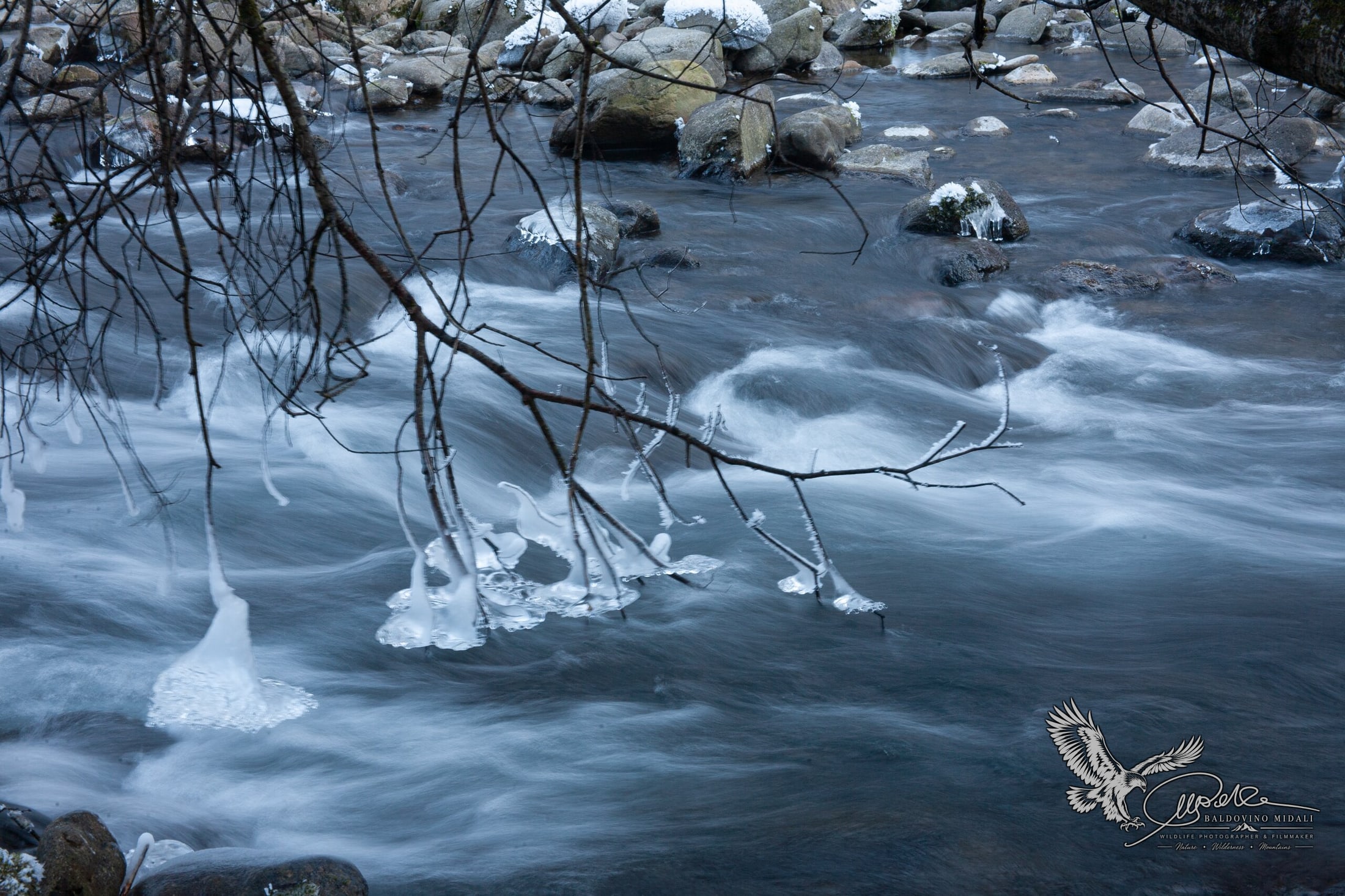 Fiume in inverno tra neve e ghiaccio
